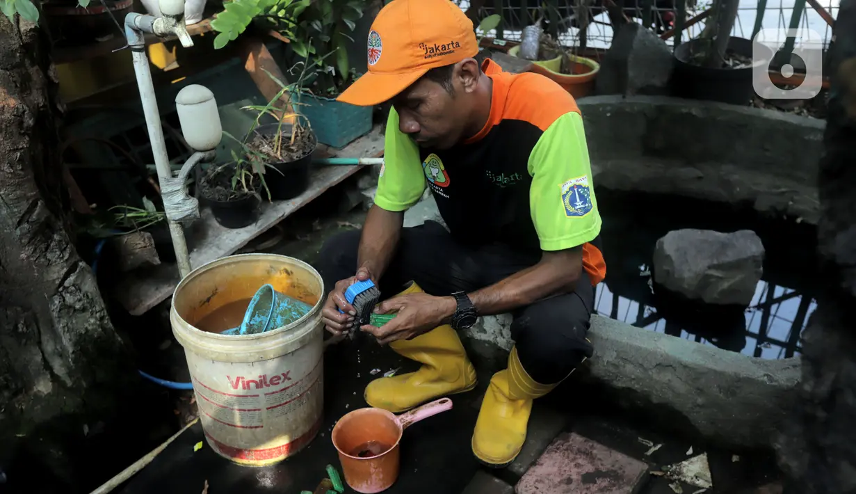 Beberapa hasil kreasinya berhasil mengubah limbah korek api menjadi miniatur kendaraan motor unik dan keren. (Liputan6.com/Johan Tallo)