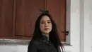 Yasmin Napper memancarkan pesona elegan dalam balutan kebaya janggan berdetail beads berwarna hitam, dipadukan dengan kain batik bernuansa cokelat. [@yasminnapper]