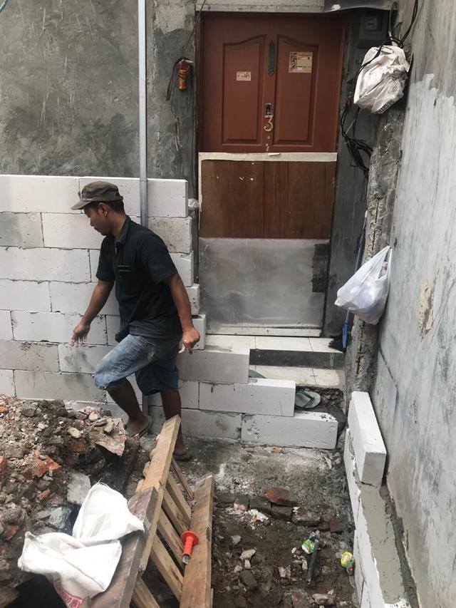 Sebuah rumah mungil di sebuah gang sempit Jl. Mangga Dua Dalam, Jakarta Pusat, terperangkap tanpa akses keluar masuk.
