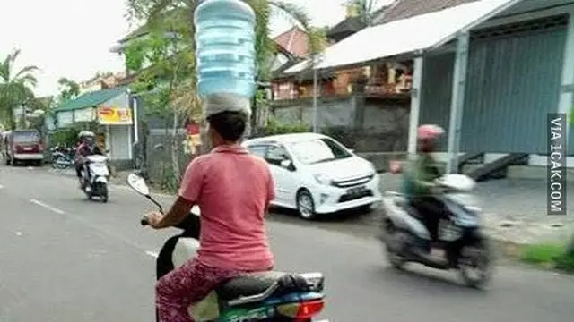 6 Cara Orang Bawa Galon Ini Unik Banget, Jadi Sorotan