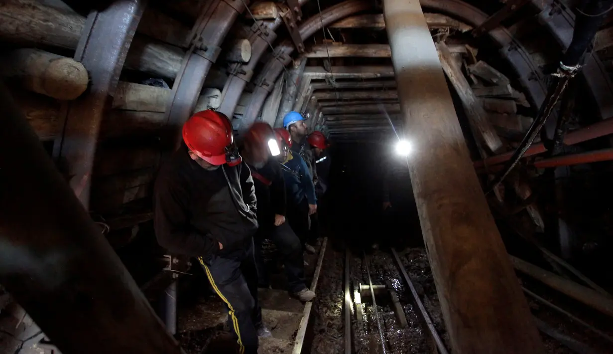 Para penambang berada di area pertambangan di kota Curanilahue, Chile, (26/12). Mereka menuntut pemerintah untuk menyediakan dana untuk membuka kembali tambang batubara Santa Ana. (Reuters/Juan Gonzalez Galaz)