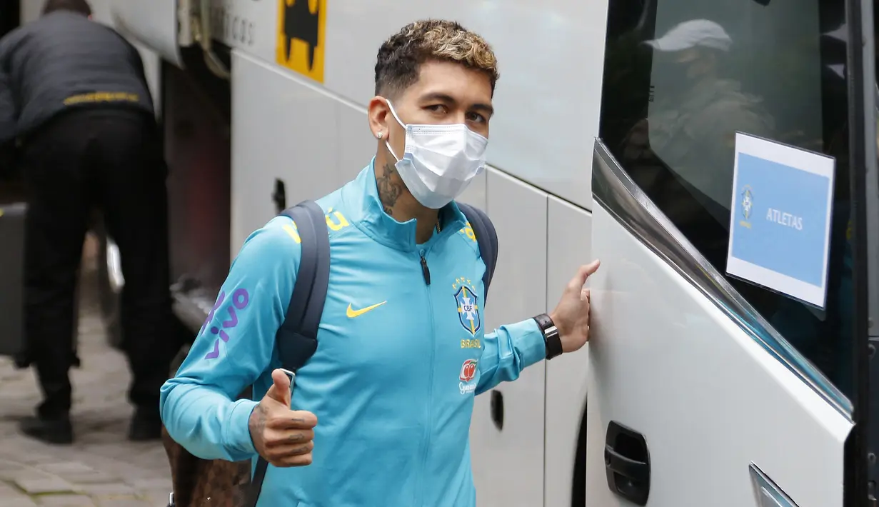 Sinyal Roberto Firmino tak masuk dalam pilihan utama Tite di lini serang Timnas Brasil sebenarnya telah tercium dalam beberapa laga uji coba terahir Timnas Brasil. Seperti saat menghadai Ghana dan Tunisia pada September lalu, Firmino hanya duduk di bangku cadangan dan akhirnya tak bermain sama sekali. (AFP/Silvio Avila)
