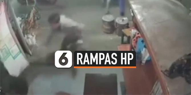 VIDEO: Detik-Detik Pria Bersenjata Tajam Rampas HP Pedagang