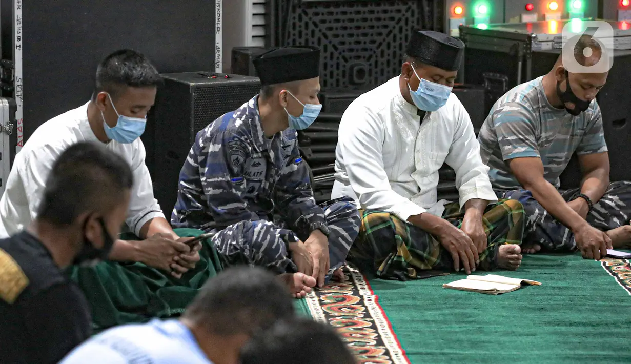 Suasana pengajian yang digelar prajurit TNI dari Kapal KRI Semarang di Kepulauan Seribu, Jakarta, Senin malam (11/1/2021). Pengajian ini digelar untuk mendoakan para korban jatuhnya pesawat Sriwijaya Air SJ 182 dengan rute Jakarta-Pontianak di perairan Kepulauan Seribu. (Liputan6.com/Faizal Fanani)