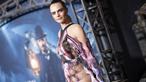 Aktris dan model asal Inggris Cara Delevingne berpose saat menghadiri pemutaran perdana film Amazon Original Series "Carnival Row" Los Angeles di teater Cina TCL di Hollywood (21/8/2019). Cara Delevingne tampil cantik dan memesona dengan gaun multi warna. (AFP Photo/Valerie Macon)