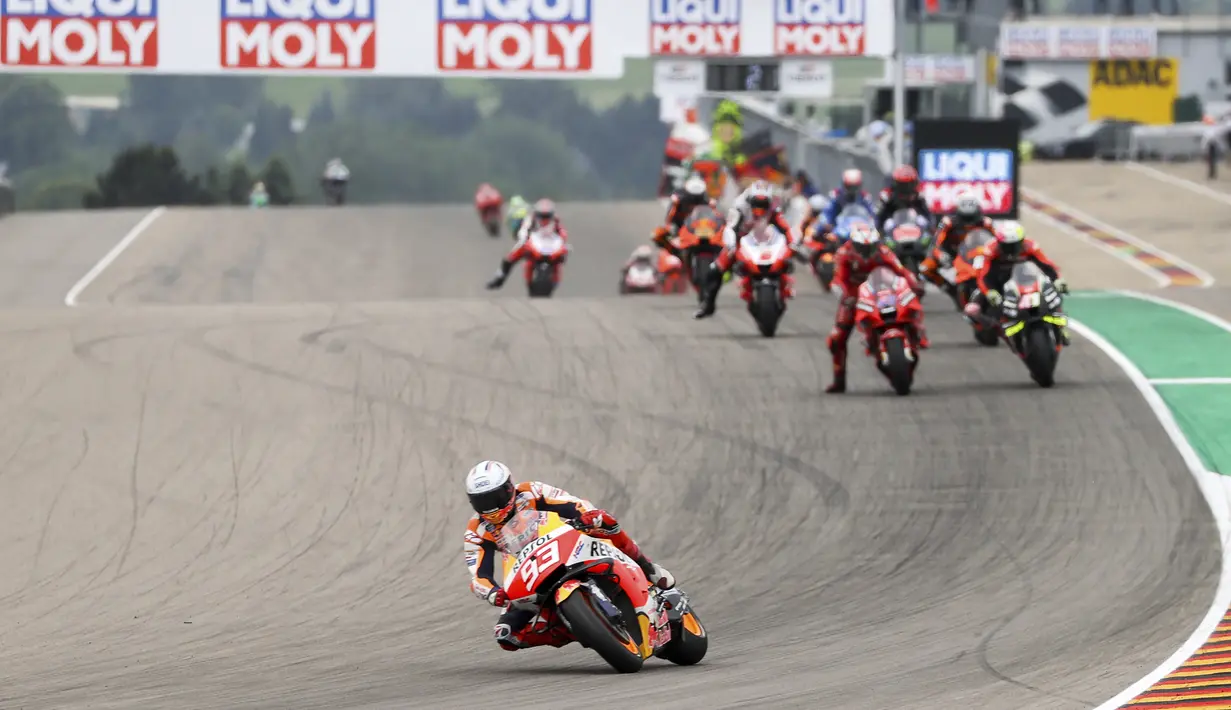 Pembalap Marc Marquez memimpin balapan MotoGP di Sirkuit Sachsenring, Hohenstein-Ernstthal, Jerman, Minggu (20/6/2021). Marc Marquez mempertegas status sebagai raja Sachsenring usai memenangkan MotoGP Jerman 2021. (Jan Woitas/dpa via AP)