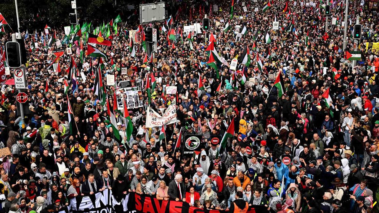 FOTO: Ribuan Warga Tumpah Ruah di Jembatan Sydney, Seruan Global untuk Gaza Menggema di Tengah Hujan
