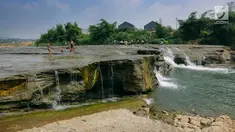 Suasana aliran sungai Gunung Sari, Desa Tajur, Pasirmukti, Citeureup, Bogor, Jawa Barat (24/6/2019). Liburan anak sekolah banyak dimanfaatkan bagi masyarakat disekitar Citeureup dan Cibinong untuk berwisata. (Kapanlagi.com/Budy Santoso)