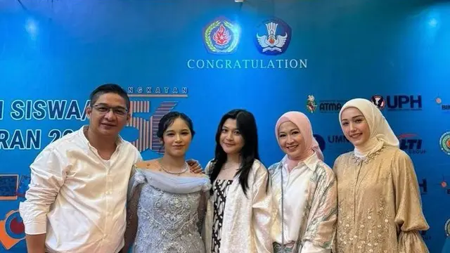 6 Potret Wisuda Shakiena Azalea Putri Pasha Ungu yang Dihadiri Okie Agustina dan Adelia, Kompak Berbusana Pastel