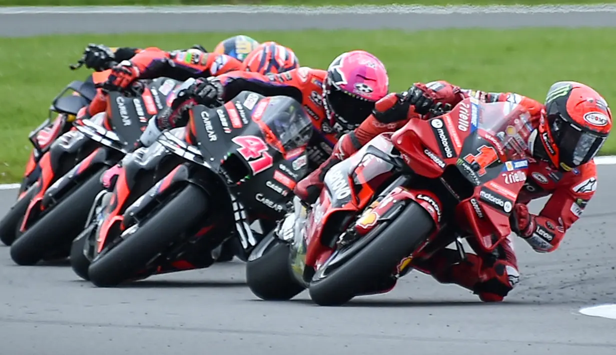 Drama terjadi pada lap terakhir. Francesco Bagnaia yang cukup lama memimpin balapan disalip Alex Espargaro hanya beberapa tikungan sebelum menyentuh garis finis. (AP Photo/Rui Vieira)