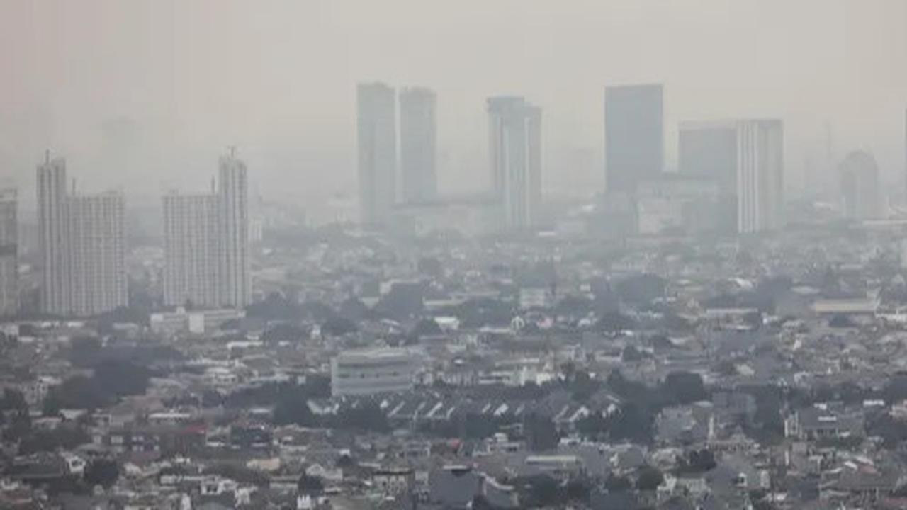 FOTO: Kualitas Udara di Jakarta Tidak Sehat untuk Kelompok Rentan dan Sensitif