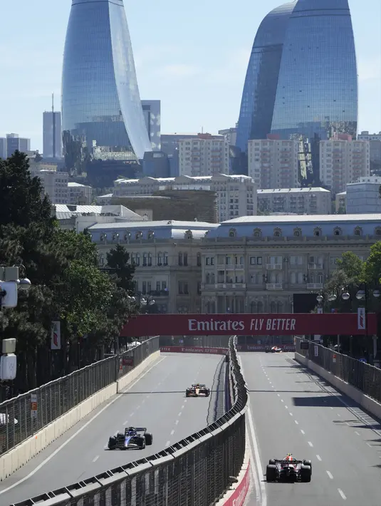Mobil-mobil melaju pada F1 GP Azerbaijan 2022 di Sirkuit Baku, Baku, Azerbaijan, 12 Juni 2022. Max Verstappen juara pertama diikuti Sergio Perez dan George Russell. (AP Photo/Sergei Grits)