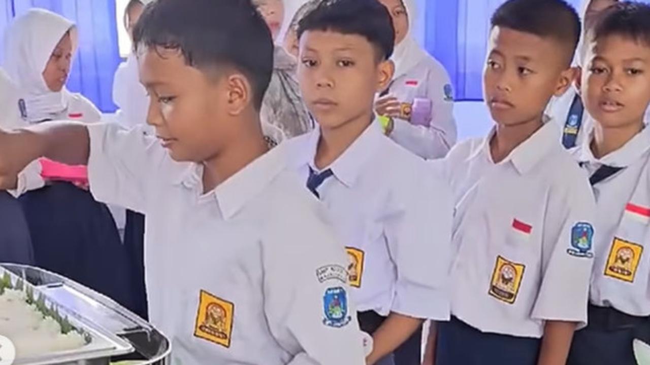 Pembagian Makan Bergizi Gratis di SMPN 7 Majalengka Model Prasmanan Tanpa Kotak Kemasan, Ternyata Ini Alasan Pj Bupati