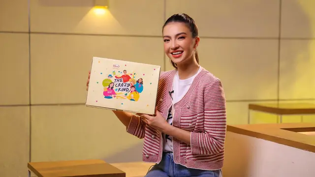 Raline Shah melakukan gerakan gerakan berbagi inspirasi.