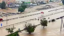 Jalan yang banjir di distrik Al Khaburah setelah Topan Shaheen, di Oman, Senin (4/10/2021). Korban tewas akibat Topan Shaheen naik menjadi lebih dari 10 orang pada hari Senin sementara nelayan lain dari Iran masih hilang. (Oman News Agency via AP)