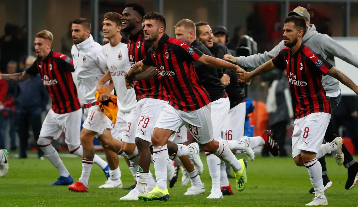 Pemain AC Milan merayakan kemenangan atas AS Roma dalam Serie A Italia di Stadion San Siro, Milan, Jumat (31/8). AC Milan menaklukkan AS Roma dengan skor 2-1. (AP Photo/Antonio Calanni)