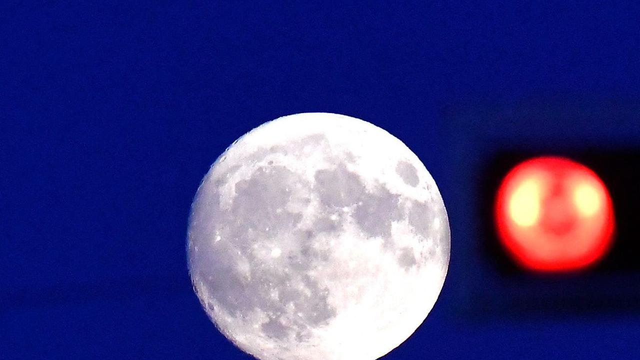 FOTO: Fenomena Supermoon Sturgeon Hiasi Langit Cerah Jakarta, Begini Penampakannya
