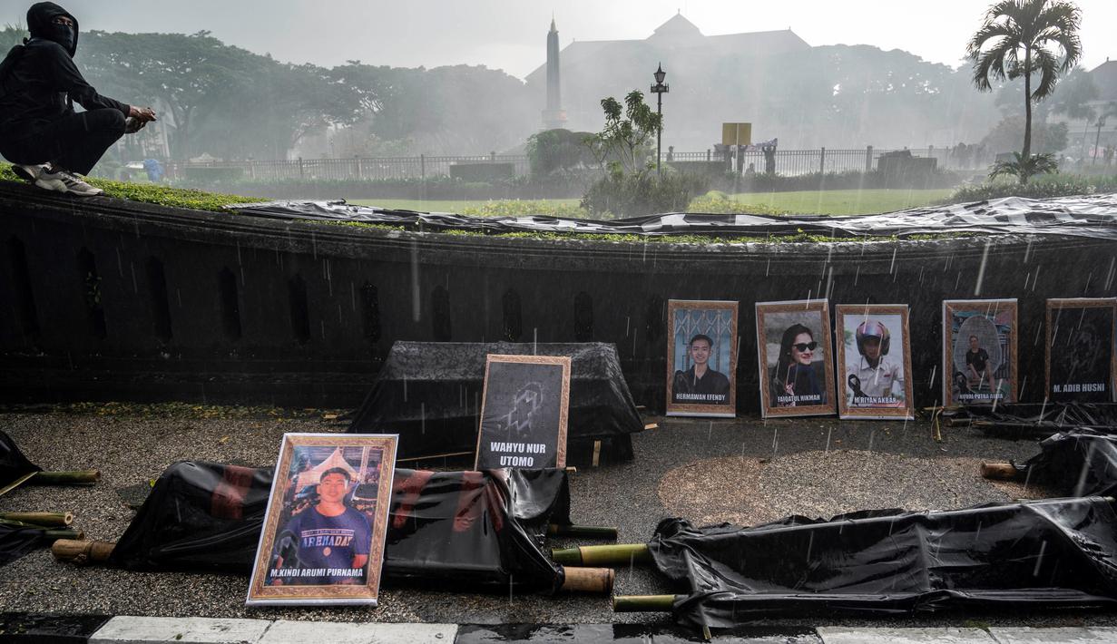 Pendukung sepak bola mengikuti aksi unjuk rasa memperingati 40 hari Tragedi Kanjuruhan, di depan balai kota Malang, Jawa Timur, Kamis (10/11/2022). Dalam aksinya mereka menuntut PSSI (Persatuan Sepakbola seluruh Indonesia) untuk bertanggung jawab, adil, transparan, dan tidak pandang bulu menyusul peristiwa maut di Stadion Kanjuruhan pada 1 Oktober yang merenggut 135 nyawa. (JUNI KRISWANTO / AFP)