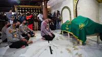 Kapolri Jenderal Listyo Sigit Prabowo berdoa di depan jenazah mantan Ketua Umum PP Muhammadiyah Ahmad Syafii Maarif saat melayat di Masjid Gede Kauman, Yogyakarta, Jumat (27/5/2022). (Ist)