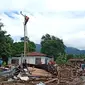 Pengerjaan jaringan listrik yang rusak akibat dampak badai silikon seroja, di pulau Adonara,NTT, oleh PT. PLN Flores Bagian Timur. (Liputan6.com/ Dionisius Wilibardus)