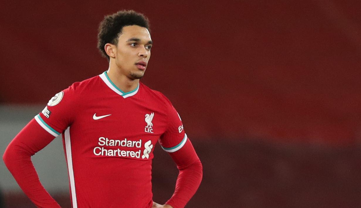 Bek Liverpool, Trent Alexander-Arnold tampak kecewa di akhir pertandingan menghadapi Burnley dalam laga lanjutan Liga Inggris 2020/21 di Anfield Stadium, Kamis (21/1/2021). Liverpool kalah 0-1 dari Burnley. (AFP/Clive Brunskill/Pool)