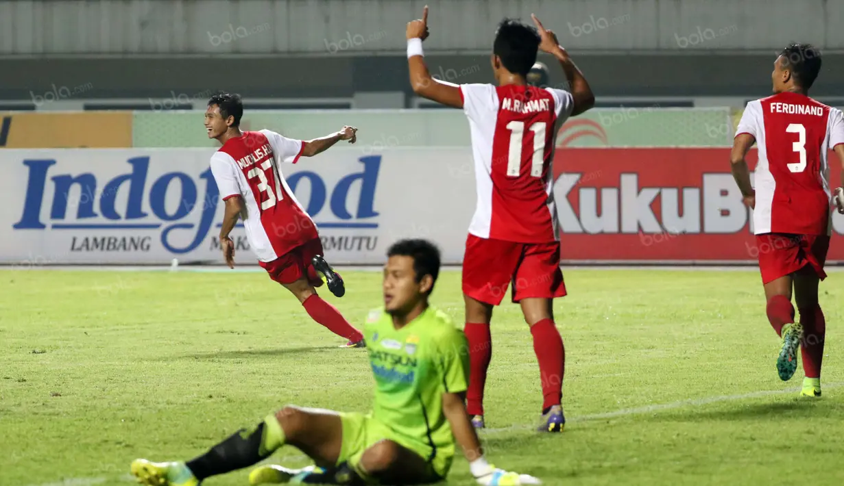 Pemain PSM Makassar, Muchlis Hadi Ning merayakan golnya ke gawang Persib Bandung pada laga Torabika SC 2016 di Stadion Gelora Bandung Lautan Api, Bandung, Sabtu (2/7/2016). (Bola.com/Nicklas Hanoatubun)
