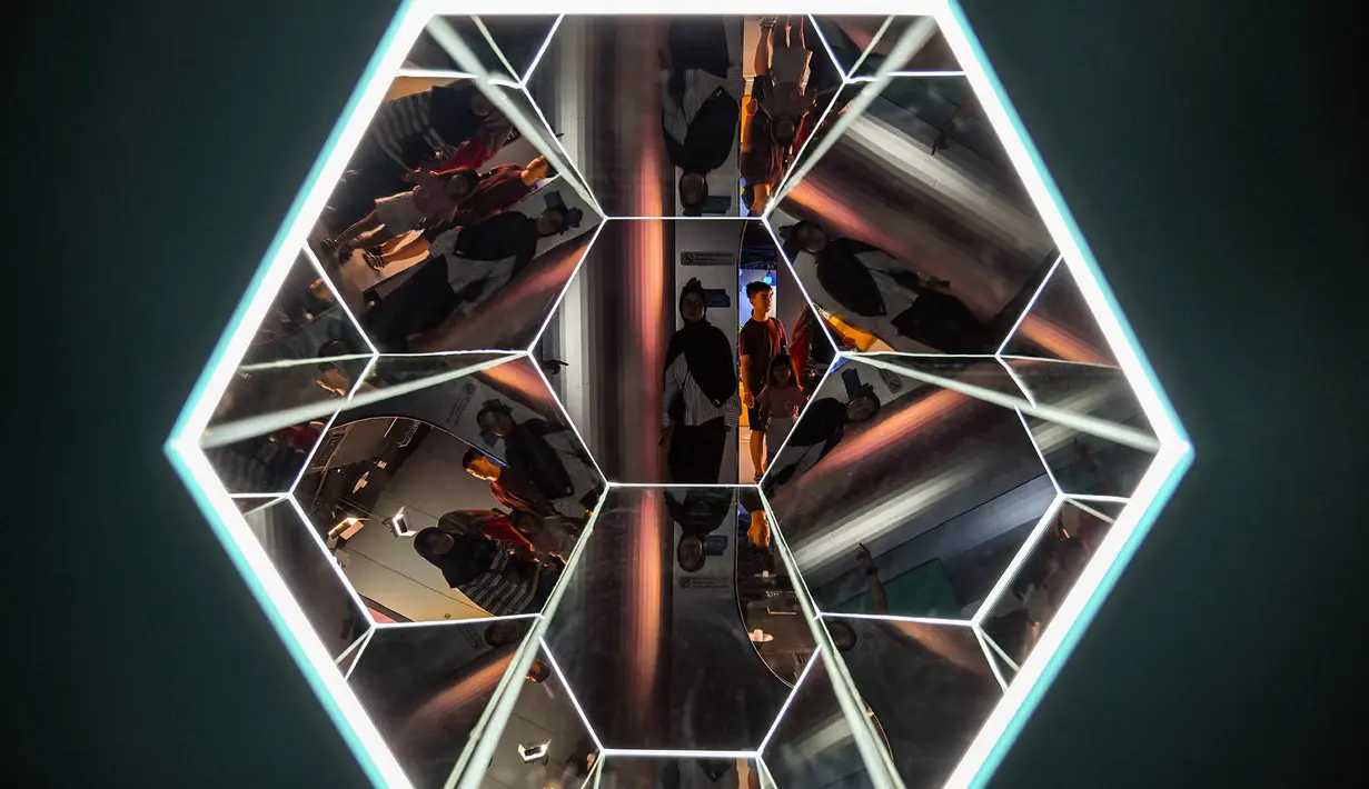 Pengunjung mendatangi ruang seni digital imersif Space and Time Cube Surabaya nan baru dibuka, di Surabaya, 23 Agustus 2026. (AFP/ Juni Kriswanto)