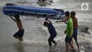 <p>Wisatawan membawa perahu karet saat berenang di aliran sungai Cipamingkis Kecamatan Sukamakmur, kabupaten Bogor, Jawa Barat, Kamis (5/5/2022). Warga memanfaatkan aliran sungai tersebut sebagai sarana hiburan Hari Raya Idul Fitri 1443 Hijriah. (merdeka.com/Imam Buhori)</p>