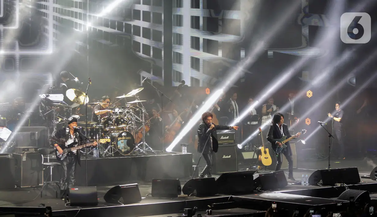 Lewat Konser Emas 50 Tahun, Ahmad Albar (vokal), Ian Antono (gitar), Donny Fatah (bass), Abadi Soesman (keyboard), Fajar Satritama (drum) memberi suguhkan yang begitu indah, mewah, dan megah dengan iringian orkestra. (Liputan6.com/Angga Yuniar)