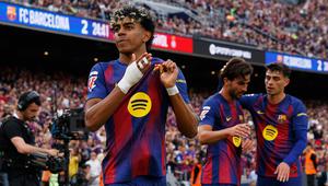 Pemain Barcelona Lamine Yamal (kiri) berselebrasi setelah Ferran Torres (tengah) mencetak gol pada laga La Liga/Liga Spanyol antara Barcelona vs Espanyol di Barcelona, Spanyol, Sabtu, 11 April 2026. (AP Photo/Joan Monfort)