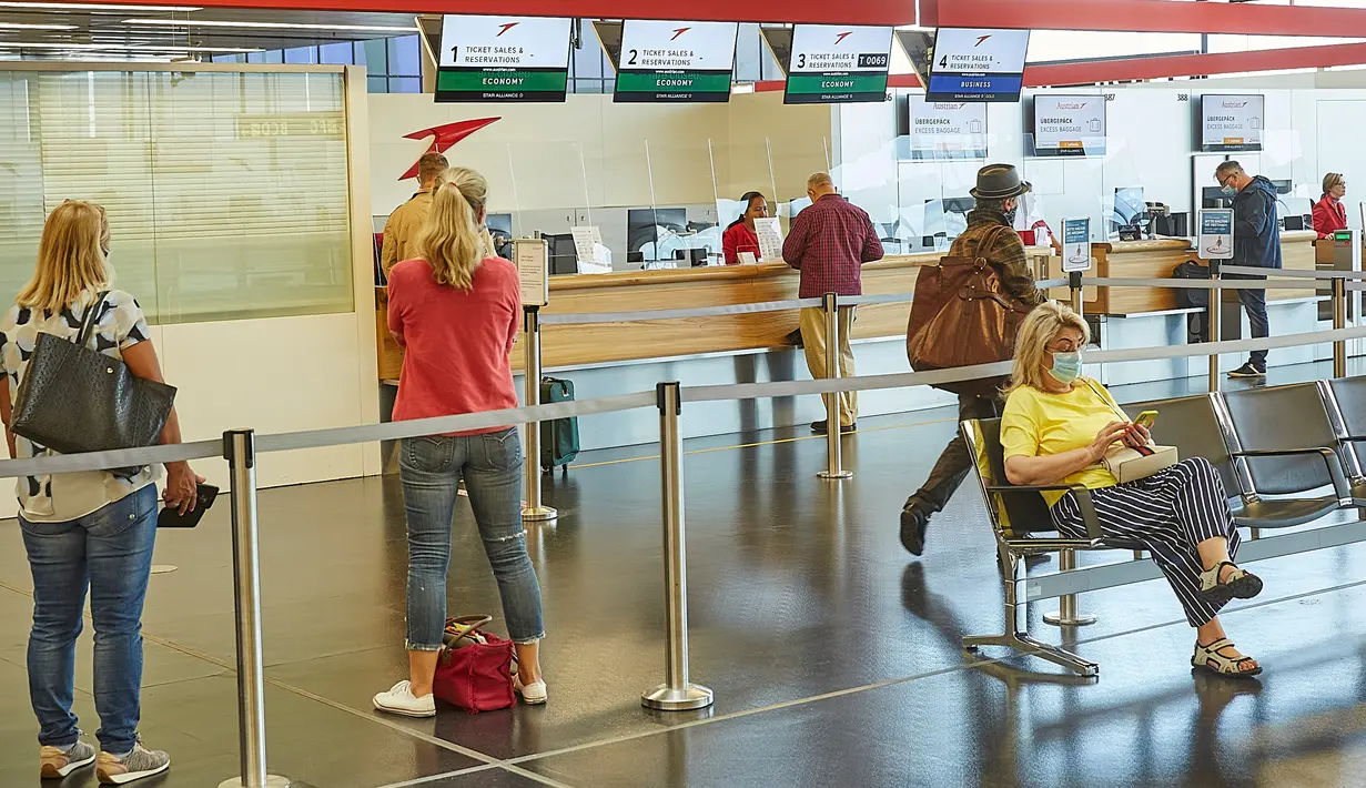 Para penumpang menunggu di Bandara Internasional Wina di Wina, Austria, pada 15 Juli 2020. Jumlah volume penumpang di Bandara Internasional Wina selama periode Januari hingga Juni 2020 turun 65,3 persen ke angka 5,1 juta. (Xinhua/Georges Schneider)
