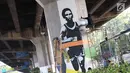 Peserta mengikuti kompetisi mural di tiang tol kawasan Rawamangun, Jakarta, Sabtu (4/5). Kompetisi tersebut digelar dalam rangka menyambut kegiatan Asian Games 2018 yang akan berlangsung di Jakarta dan Palembang. (Liputan6.com/Immanuel Antonius)