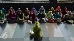 Sejumlah wanita dari Partai PPP menggelar tahlilan di depan gedung KPK, Jakarta, Rabu (17/6/2015). Mereka mendoakan Mantan Menteri Agama Suryadharma Ali agar mendapatkan penangguhan penahanan. (Liputan6.com/Helmi Afandi)