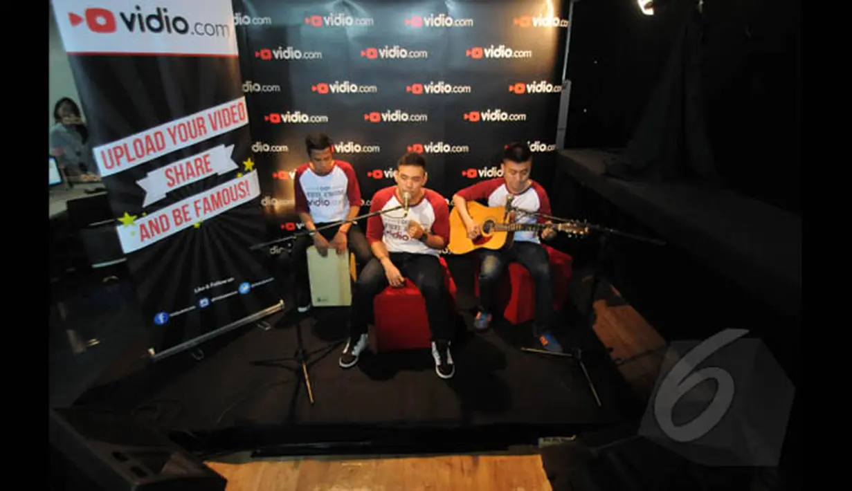 Juara tiga Music Video Contest, Eros Tjokro tampil bersama bandnya di kantor Vidio.com, SCTV Tower, Jakarta, Rabu (28/1/2015). (Liputan6.com/Herman Zakharia)