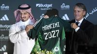 Presiden Federasi Sepak Bola Arab Saudi, Yasser Al Misehal (kiri), mengenalkan pelatih anyar Timnas Arab Saudi, Roberto Mancini (kanan), dalam sesi konferensi pers yang berlangsung di Riyadh, Arab Saudi, Senin (28/8/2023). (AP Photo)