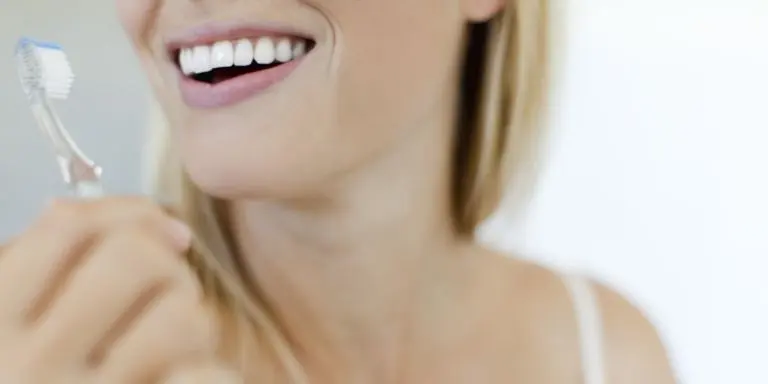 Sikat gigi tak mambatalkan puasa. (Sumber Foto: cosmopolitan.com)
