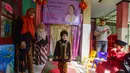 Selain itu, kegiatan ini juga bertujuan mengenalkan keragaman budaya Nusantara kepada pelajar sejak usia dini. Tampak dalam foto, salah satu siswa mengikuti pergelaran busana tradisional saat peringatan Hari Kartini di Taman Kanak-Kanak Hidayatusshibyan, Cinere, Depok, Jawa Barat, Selasa (21/4/2026). (merdeka.com/Arie Basuki)