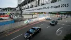 Mobil pembawa delegasi peserta Konferensi Asia-Afrika (KAA) melintasi kawasan Bundaran HI, Jakarta, (22/4/2015). Iring-iringan rombongan peserta KAA terlihat di kawasan ini usai melakukan pertemuan peringatan ke-60 KAA di JCC. (Liputan6.com/Faizal Fanani)