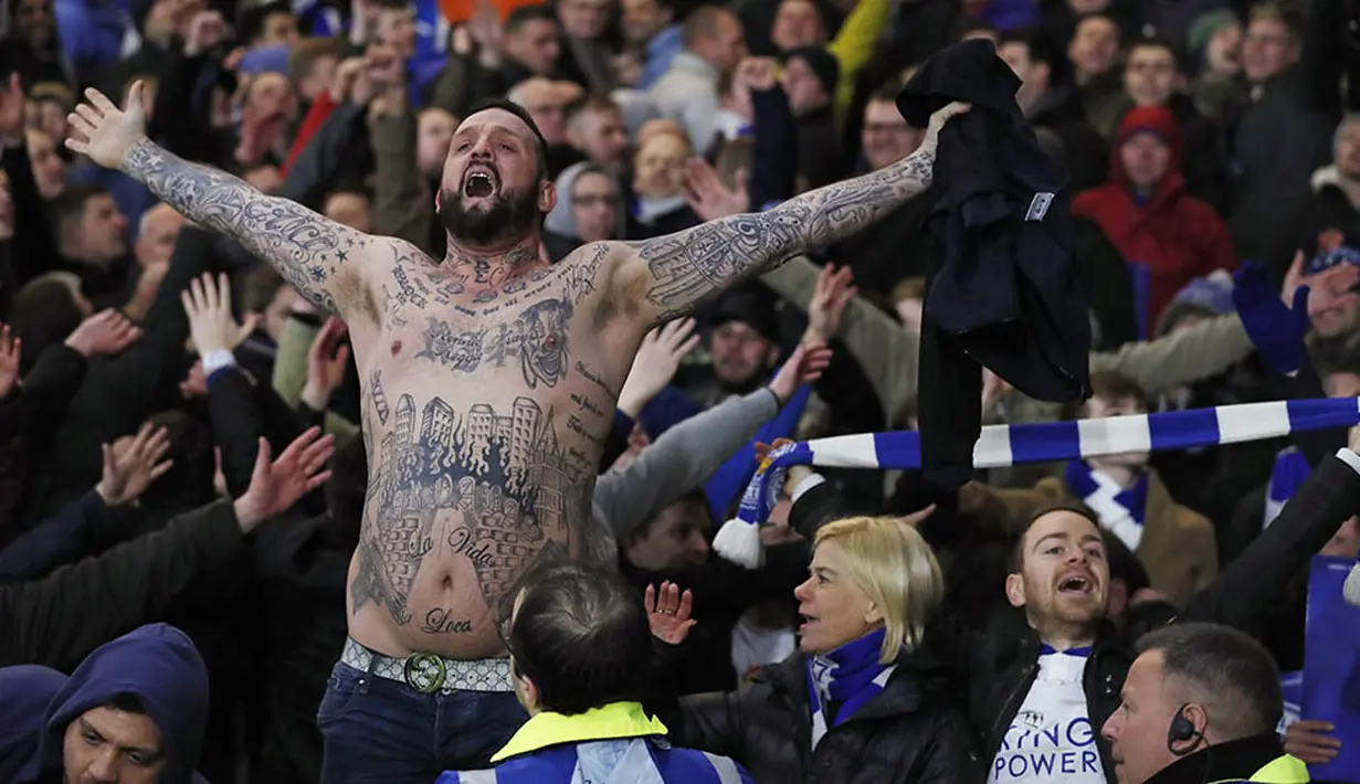 10. Luapan kegembiraan fans Leicester menyaksikan kemenangan tim kesayangnnya atas Watford pada laga Liga Premier Inggris di Stadion Vicarage Road, Sabtu (5/3/2016). Watford takluk 0-1 dari Leicester. (Reuters/Eddie Keogh)