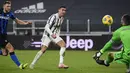 Penyerang Juventus, Cristiano Ronaldo berusaha mencetak gol ke gawang Inter Milan pada pertandingan leg kedua babak semifinal Coppa Italia di Turin Allianz Stadium, Italia, Rabu (10/2/2021). Di final, Juventus akan menantikan pemenang laga Atalanta vs Napoli. (Marco Alpozzi/LaPresse via AP)