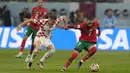 <p>Gelandang Maroko, Hakim Ziyech mengontrol bola dari kawalan pemain Kroasia, Mislav Orsic selama pertandingan playoff perebutan juara ketiga Piala Dunia 2022 di Khalifa International Stadium di Doha, Qatar, Sabtu (17/12/2022). Kroasia meraih juara ketiga Piala Dunia 2022 usai menang 2-1 atas Maroko. (AP Photo/Thanassis Stavrakis)</p>