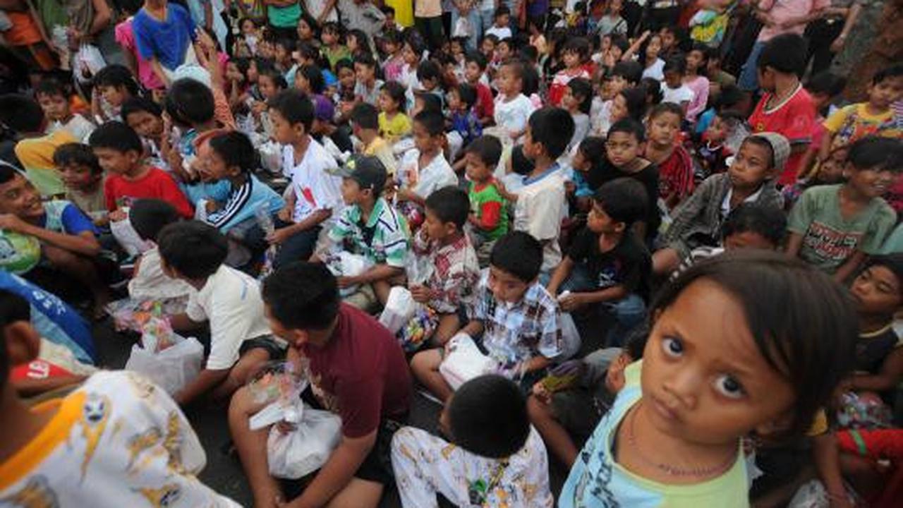 Polwan cantik hibur anak korban bentrokan di Lampung