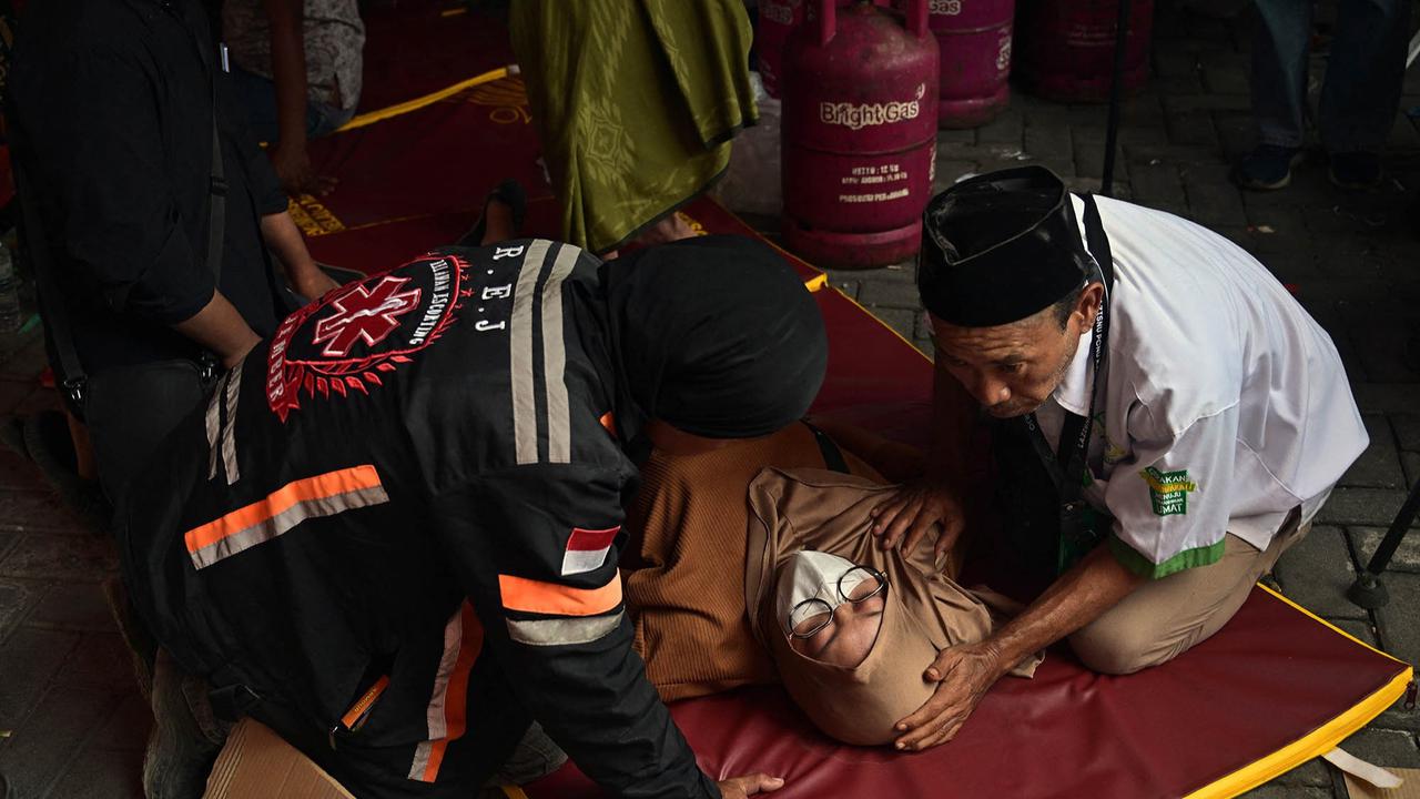 FOTO: Tangis Keluarga  Menunggu Santri Korban Musala Ambruk