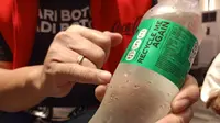Botol daur ulang hasil pengolahan sampah botol plastik. (dok. Liputan6.com/Dinny Mutiah)