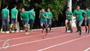 Pemain melakukan latihan lari cepat saat latihan seleksi Timnas Indonesia U-19 di Lapangan Atang Sutresna, Jakarta, Kamis (6/4). 14 pemain yang pernah berlaga di luar negeri mengikuti seleksi masuk Timnas Indonesia U-19. (Liputan6.com/Helmi Fithriansyah)