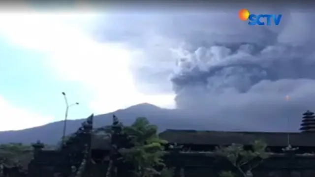 Tebalnya asap akibat letusan Gunung Agung membuat di sekitar kawasan tersebut menjadi gelap.
