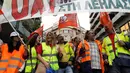 Sejumlah pekerja Yunani menggelar unjuk rasa di Athena, Rabu (17/5). Para pekerja meninggalkan lapangan kerja untuk melakukan pemogokan umum anti-penghematan. (AP Photo / Thanassis Stavrakis)