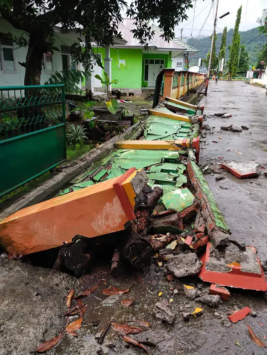 Puing-puing bangunan yang rusak berserakan di Majene sehari setelah gempa bumi magnitudo 6,2 mengguncang Sulawesi Barat, Sabtu (16/1/2021). Petugas Badan Penanggulangan Bencana Daerah (BPBD) masih mendata jumlah kerusakan dan korban akibat gempa bumi tersebut. (Aswan APRIANTO/AFP)