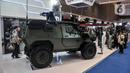 Pengunjung melihat koleksi yang dihadirkan dalam pameran industri pertahanan Indo Defence 2022 Expo & Forum di JIExpo, Kemayoran, Jakarta, Rabu (2/11/2022). Kementerian Pertahanan bersama PT Napindo Media Ashatama menggelar pameran industri pertahanan terbesar se-Asia Tenggara bertemakan “Peace, Prosperity, Strong Defence” yang diikuti 905 perusahaan dari 59 negara dan berlangsung hingga 5 November mendatang. (merdeka.com/Iqbal S. Nugroho)