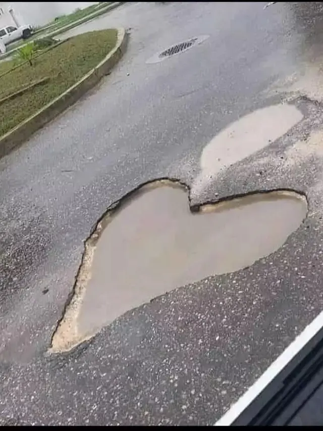 7 Potret Bentuk Jalan Nyeleneh Ini Bikin Orang yang Lewat Heran